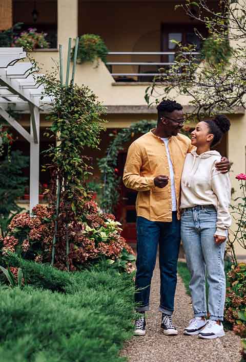 oval-couple-in-yard